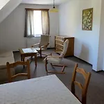 Selský Dvůr 2 *